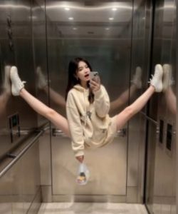 AI生成电梯一字马美女制作教程，条条流量上万，别再在外面被割韭菜了，全流程实操| 鹿鸣网创